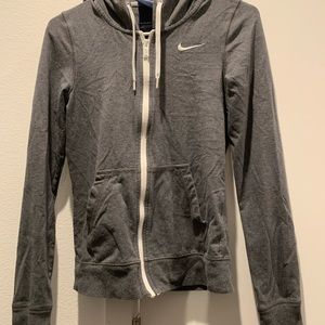 Fitted gray Nike zip-up.